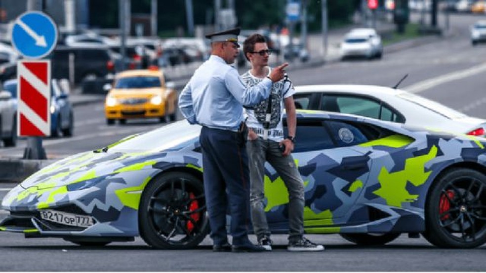 Maksim Yakubets em frente a um Lamborghini customizado — Foto: Agência Nacional de Crimes do Reino Unido