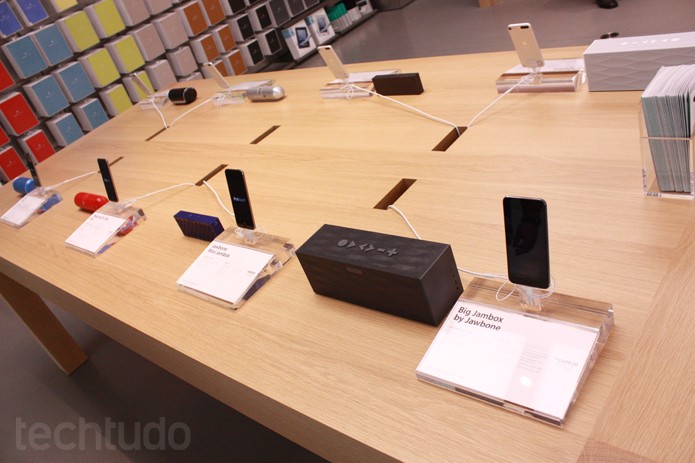 Acessórios para iPhone na Apple Store (Foto: Allan Melo / TechTudo)