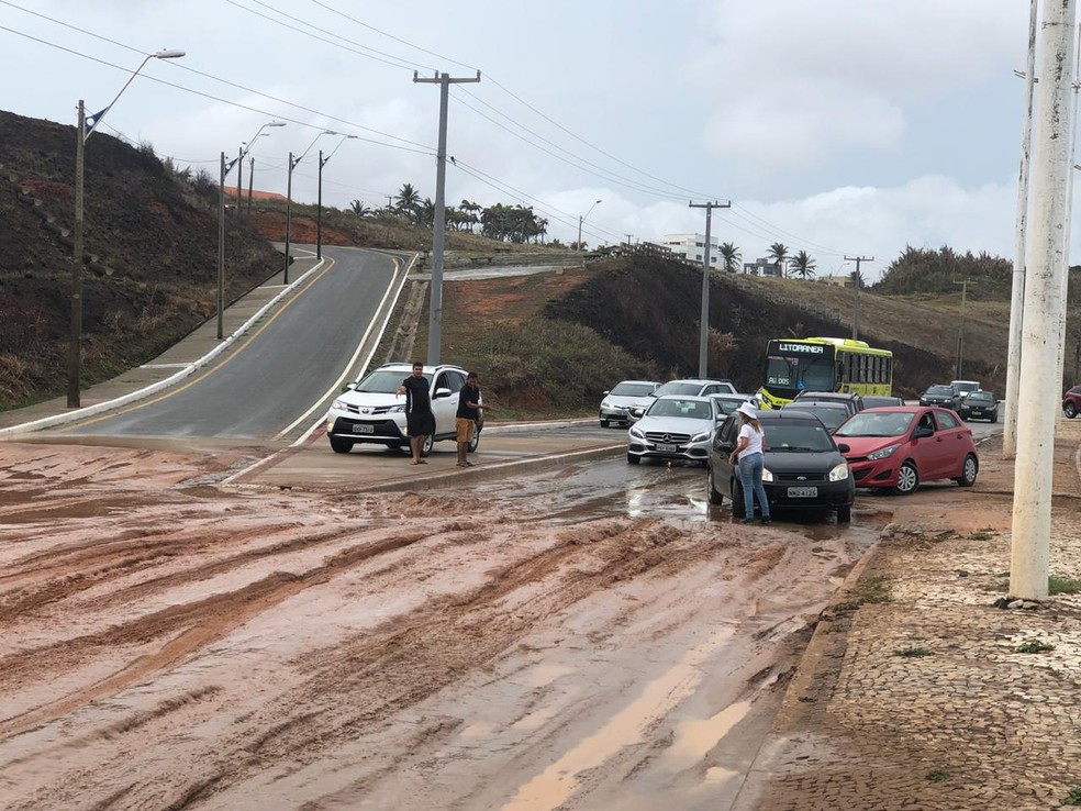 Terra deslizou de uma barreira e interrompeu o fluxo do trÃ¢nsito na Avenida LitorÃ¢nea em SÃ£o LuÃ­s â Foto: Zeca Soares/G1 MA