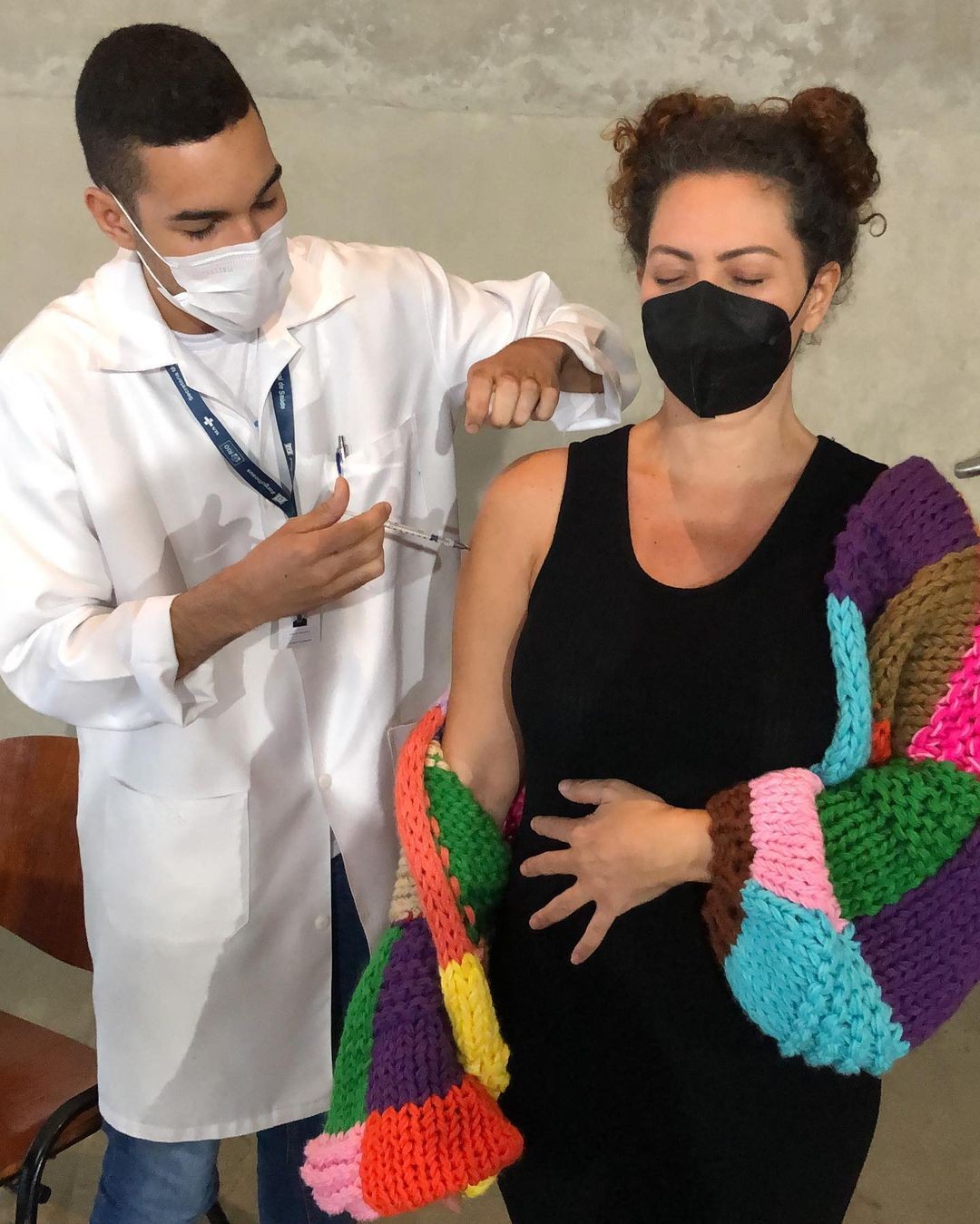 Fabiula recebendo a vacina contra a covid (Foto: Reprodução/Instagram)
