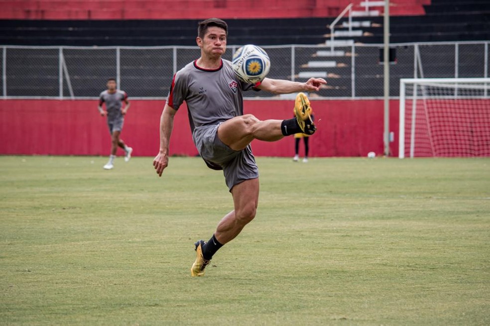 Osvaldo em ação durante treino do Vitória — Foto: Pietro Carpi/EC Vitória