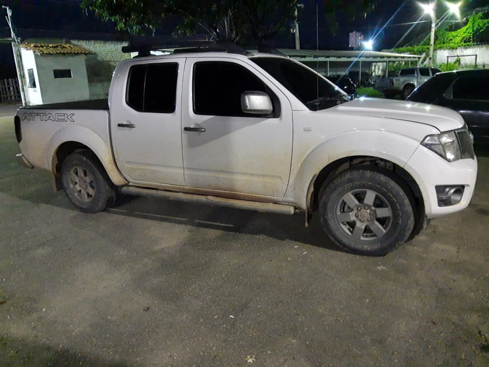 Os policiais também apreenderam junto com o suspeito uma caminhonete — Foto: Divulgação/Denarc