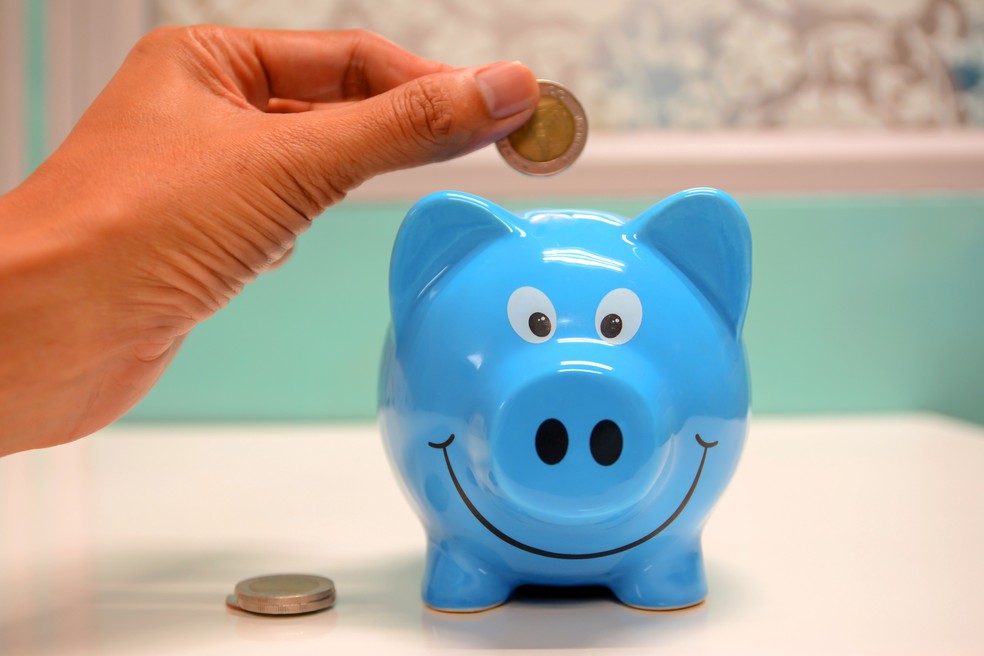 Criar uma poupança destinada só para os gastos do começo do ano é uma das recomendações dos especialistas — Foto: Pexels