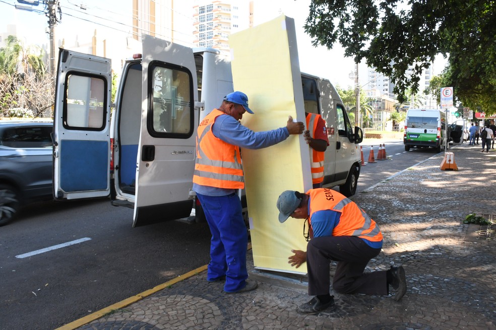 Semob instala totens de bolsões de estacionamento para transporte por aplicativo em Presidente Prudente — Foto: Marcos Sanches/Secom