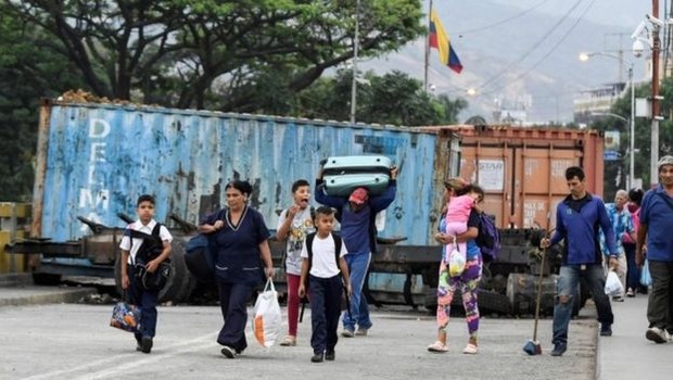 Caminhões com ajuda humanitária ficaram retidos nas fronteiras da Venezuela com o Brasil e com a Colômbia (Foto: AFP via BBC)