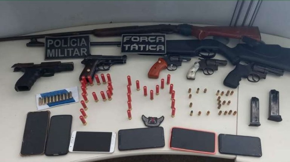 Armas, celulares e munição foram capturados com os três suspeitos. — Foto: SSPDS/Reprodução