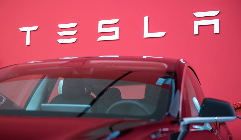 14 February 2019, Hessen, Frankfurt/Main: The writing "Tesla" stands on a wall in a Tesla Service Center in Frankfurt · above a Tesla Model 3. Photo: Silas Stein/dpa (Photo by Silas Stein/picture alliance via Getty Images) (Foto: picture alliance via Getty Image)