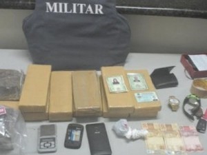 Professores são presos com quase 10 kg de maconha em Linhares, Espírito Santo (Foto: Divulgação/Polícia Militar) Professores são presos com quase 10 kg de maconha em Linhares, Espírito Santo (Foto: Divulgação/Polícia Militar)