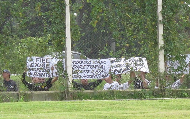 Torcida do Corinthians protesta contra preço dos ingressos  (Foto: Carlos Augusto Ferrari / Globoesporte.com)
