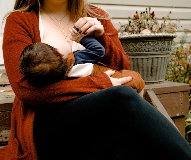 Mães que amamentam em público (Foto: Pexels)