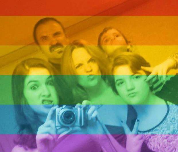 Foto do perfil da americana Erin DeLong, com as cores do arco-íris, traz a família reunida (Foto: Reprodução / Facebook)