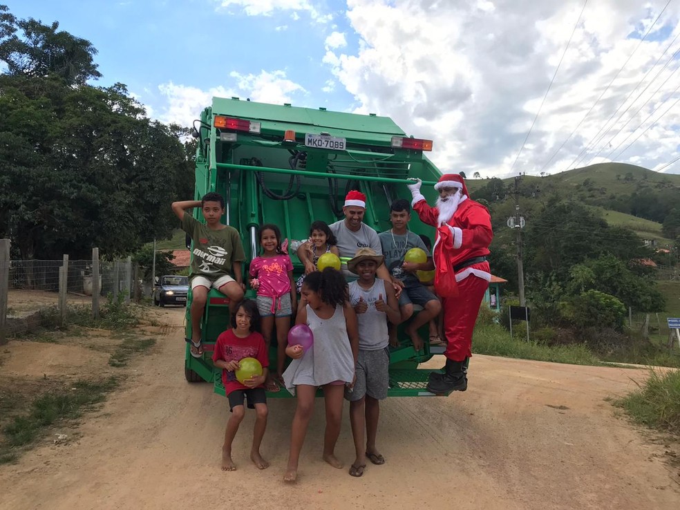 Crianças se divertiram com a novidade do "caminhão-treno" e com a visita do Bom Velhinho — Foto: Prefeitura de Tubarão/Divulgação