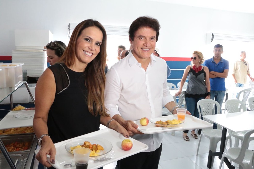 Julianne Faria, primeira-dama do RN, ao lado do marido, governador Robinson Faria, durante inauguração de restaurante popular (Foto: Demis Roussos/Governo do RN)