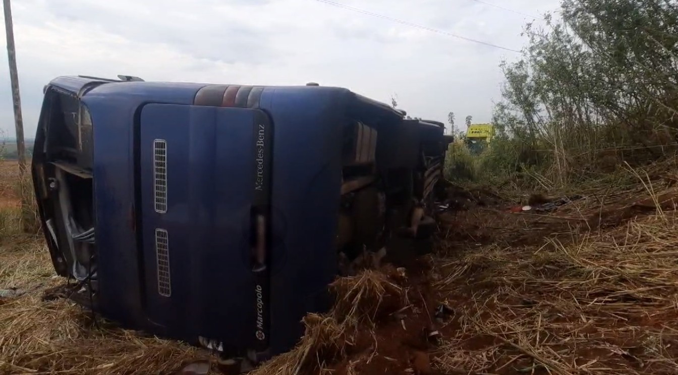 Passageiro de ônibus que caiu de ribanceira em MG precisou quebrar janela e cavar para escapar: 'Instinto de sobrevivência'