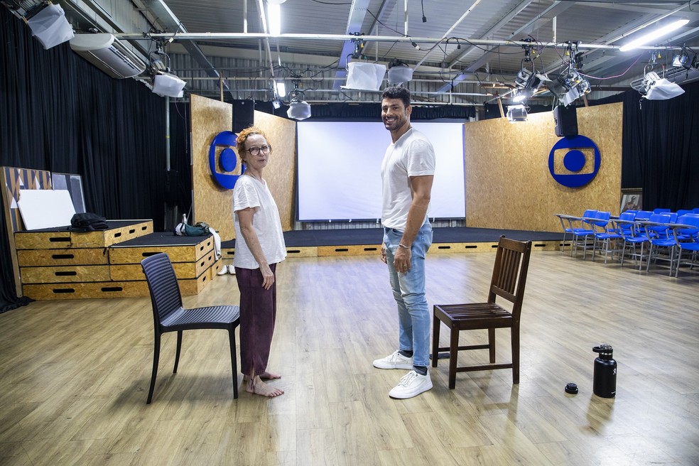 Cauã Reymond com a preparadora corporal, Marcia Rubin, durante a preparação de 'Terra e Paixão' — Foto: Globo/João Miguel Júnior