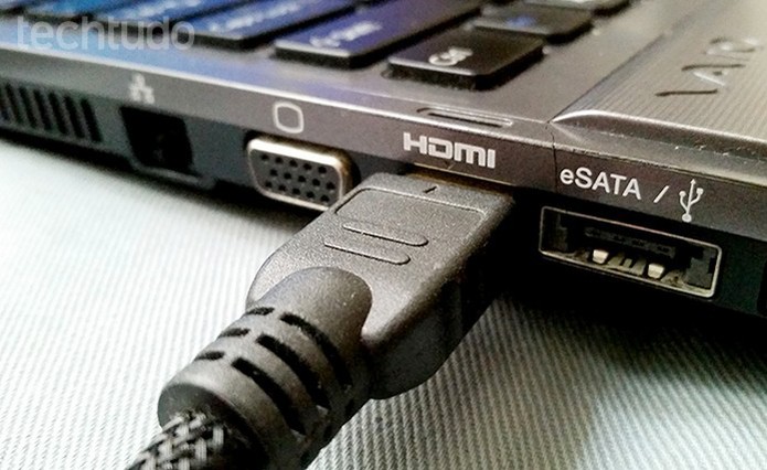 Plugue o cabo HDMI no computador e na TV (Foto: Barbara Mannara/TechTudo)