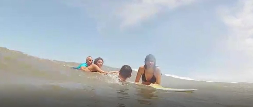 Ao entrarem no mar em Mongaguá para surfar, dois guarda-vidas de folga avistaram duas mulheres se afogando e as resgataram com vida — Foto: Reprodução/Nalente013
