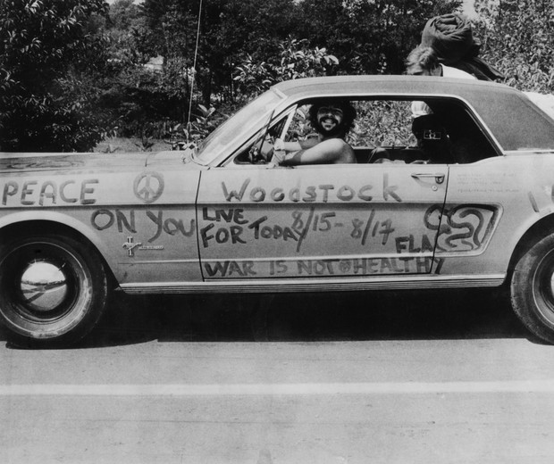 Fã chega ao festival de Woodstock com carro personalizado (Foto: Getty Images)