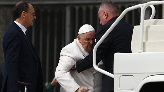 Após chegar de ambulância no hospital, Papa deve ficar internado por 'alguns dias' para tratar infecção respiratória