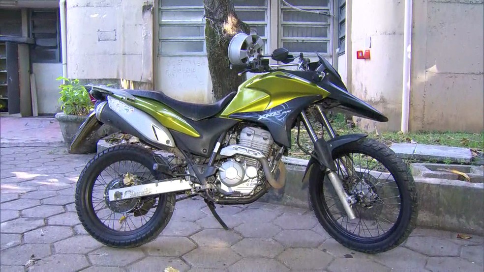 Motocicleta usada no assassinato da adolescente Soraia, na Ilha do Governador (Foto: Reprodução/ TV Globo)