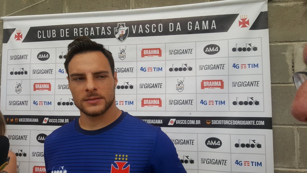 DesÃ¡bato concedeu coletiva apÃ³s a atividade (Foto: Felipe Schmidt/GloboEsporte.com)