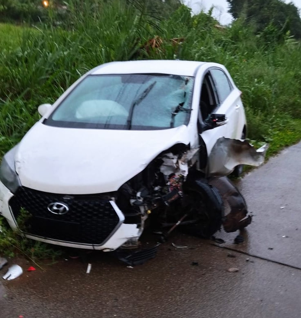 Uma das rodas do carro sacou devido ao impacto do acidente — Foto: Divulgação/PRF
