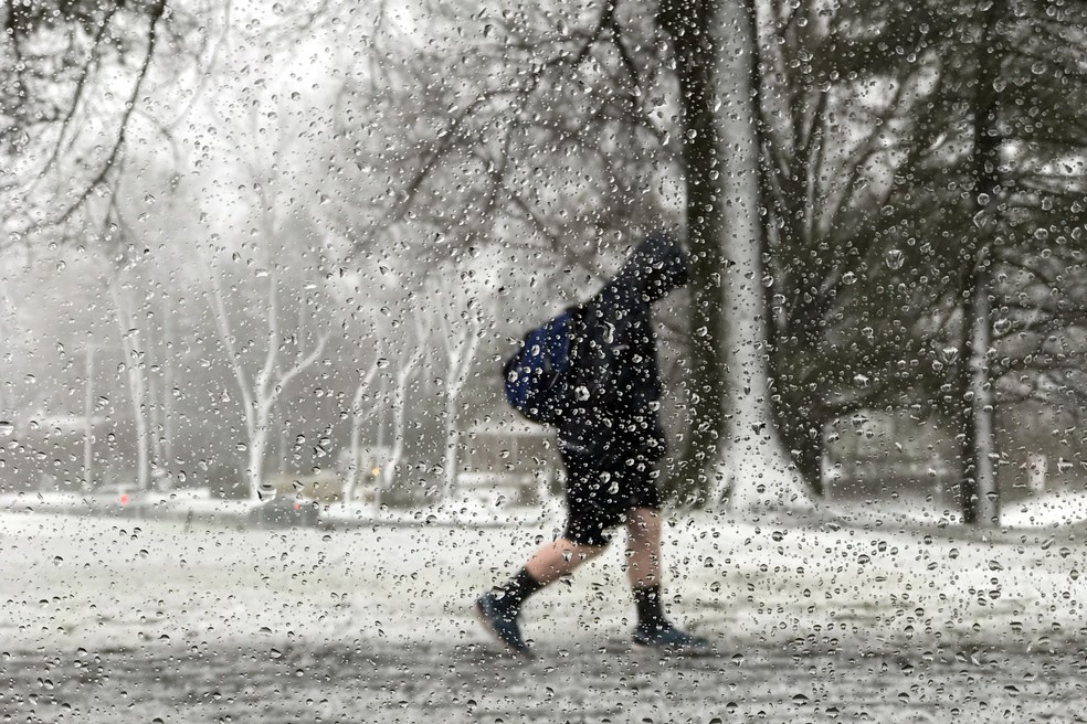 Estudante caminha durante tempestade em Newtown, na Pensilvânia, nesta sexta-feira (2) (Foto: Suzanne Barlyn/Reuters)