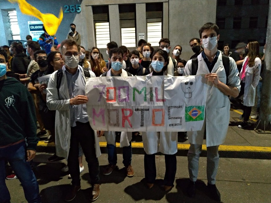 Estudantes e residentes protestam durante visita de Bolsonaro ao Hospital das Clínicas, em São Paulo