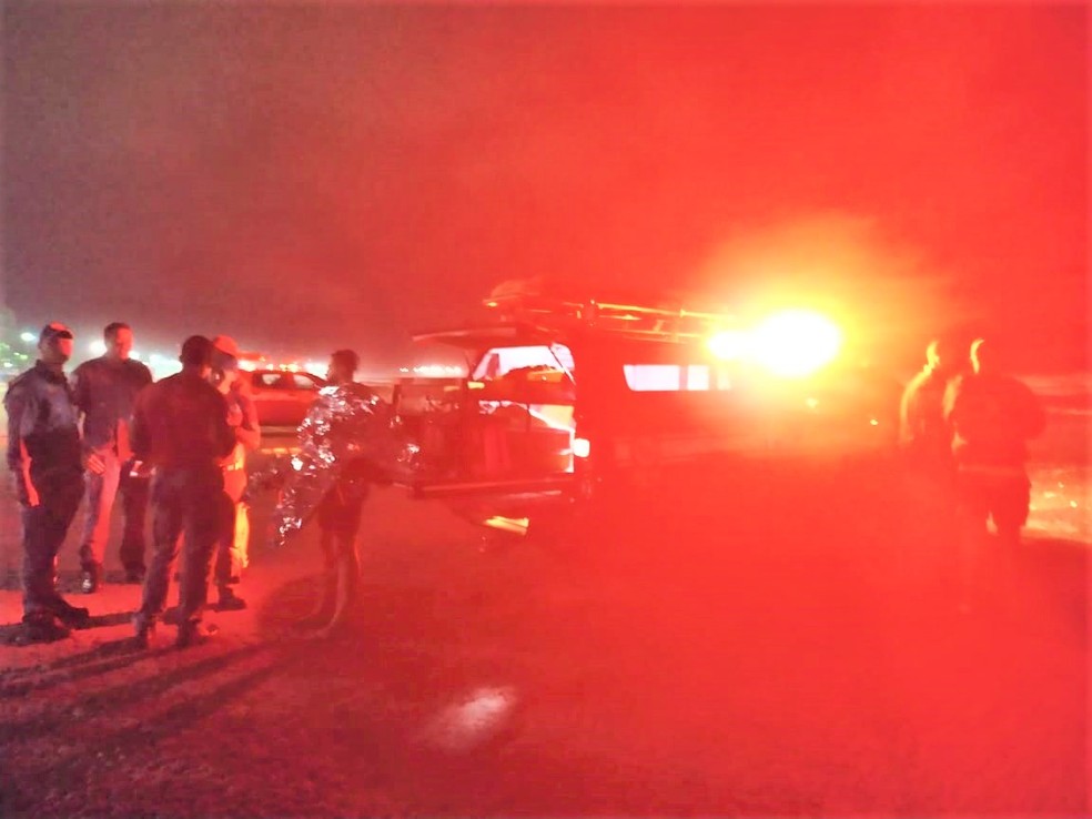 Ao todo, nove pessoas foram resgatadas com vida em naufr&aacute;gio em Bertioga &mdash; Foto: Gustavo Mello Nepomuceno Dutra