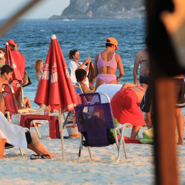 Juliana Paes curte praia em família (Foto: Fabricio Pioyani/AgNews)
