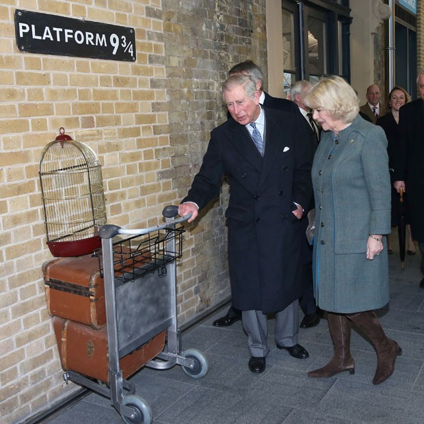 Charles e Camilla na fictícia Plataforma 9 e 3/4, do universo de Harry Potter (Foto: Getty Images)