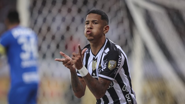 Savinho, do Atlético-MG, festeja gol contra o Santos