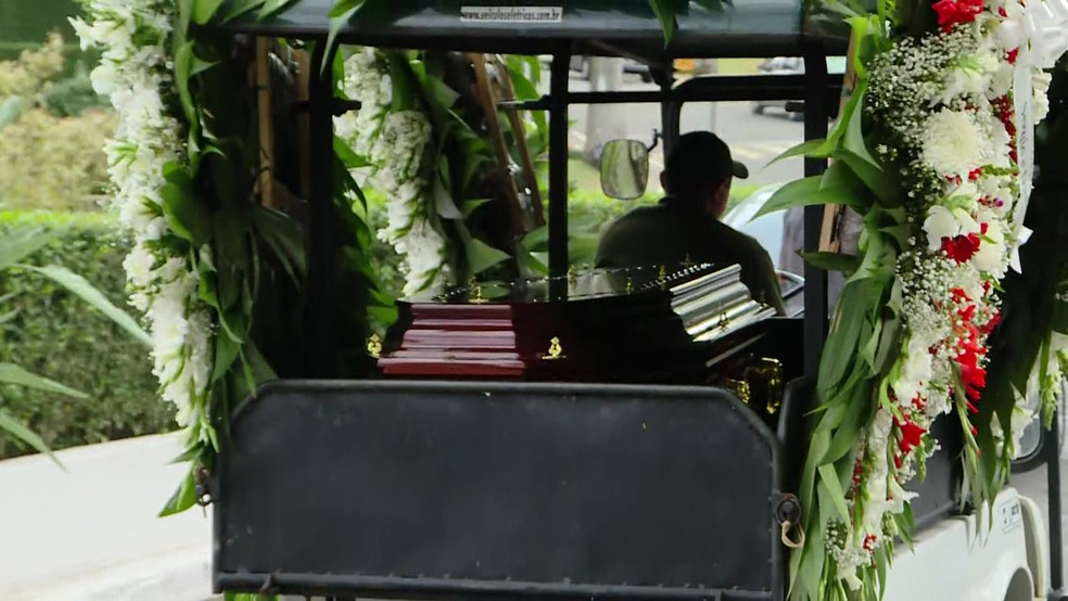 Corpo da atriz Fernanda Young é enterrado em São Paulo — Foto: Reprodução/TV Globo