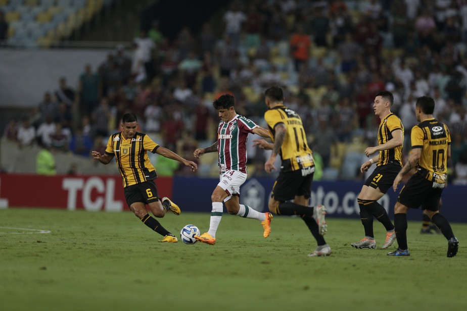 Germán Cano não conseguiu finalizar bem no jogo entre Fluminense e The Strongest, no Maracanã
