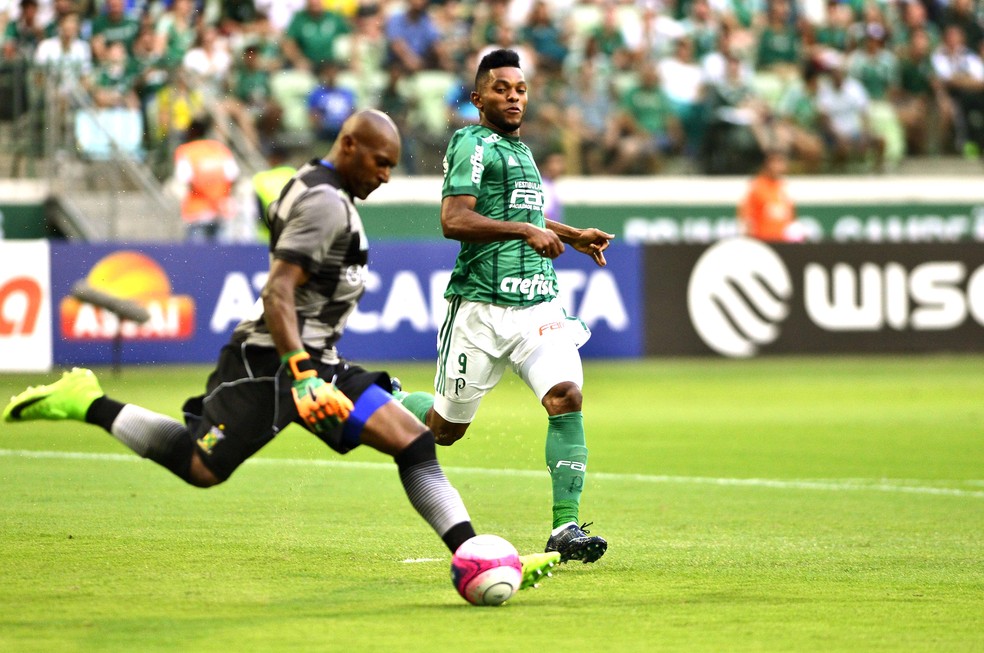 Borja aperta a marca&ccedil;&atilde;o sobre o goleiro Neneca, do Santo Andr&eacute; (Foto: Marcos Ribolli)