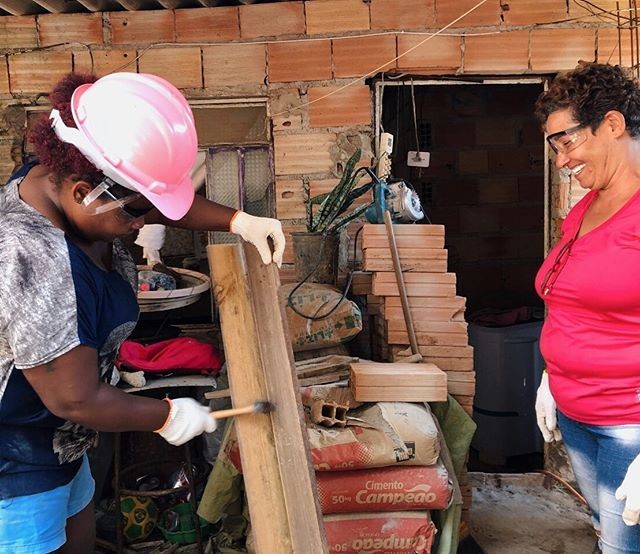 O projeto capacita mulheres de baixa renda para que elas possam administrar e construir as próprias casas (Foto: Reprodução / Instagram / @arquiteturanaperiferia)