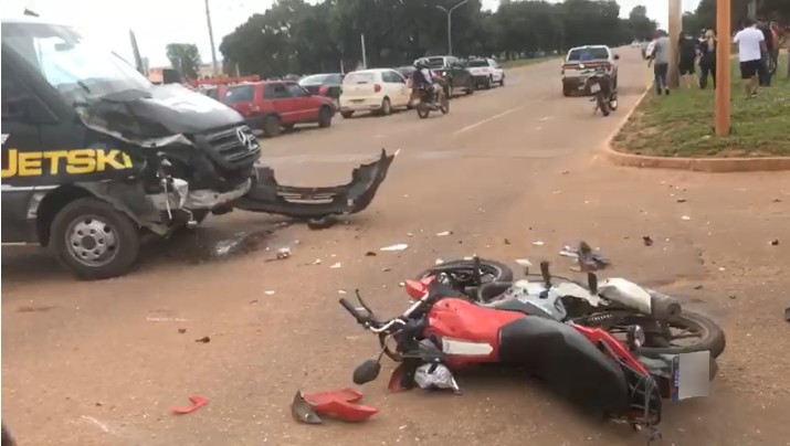 Motociclista fica ferido após batida em cruzamento da Avenida Teotônio Segurado