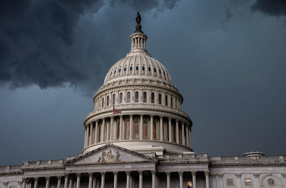 Nuvens pesadas encobrem o céu acima do Capitólio, a sede do Congresso dos Estados Unidos
