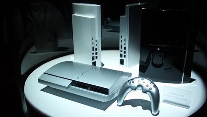 Primeiro modelo do PS3 tinha controle estranho (Foto: Divulgação/Sony)