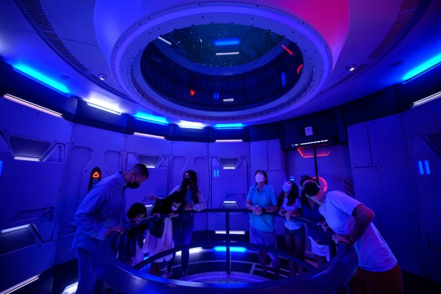 Space 220 Restaurant offers the “height of dining” at EPCOT at Walt Disney World Resort in Lake Buena Vista, Fla. The first-of-its-kind concept opens Sept. 27, 2021, inviting guests into a virtual space elevator to feel as if they travel 220 miles above E (Foto: Todd Anderson, photographer)