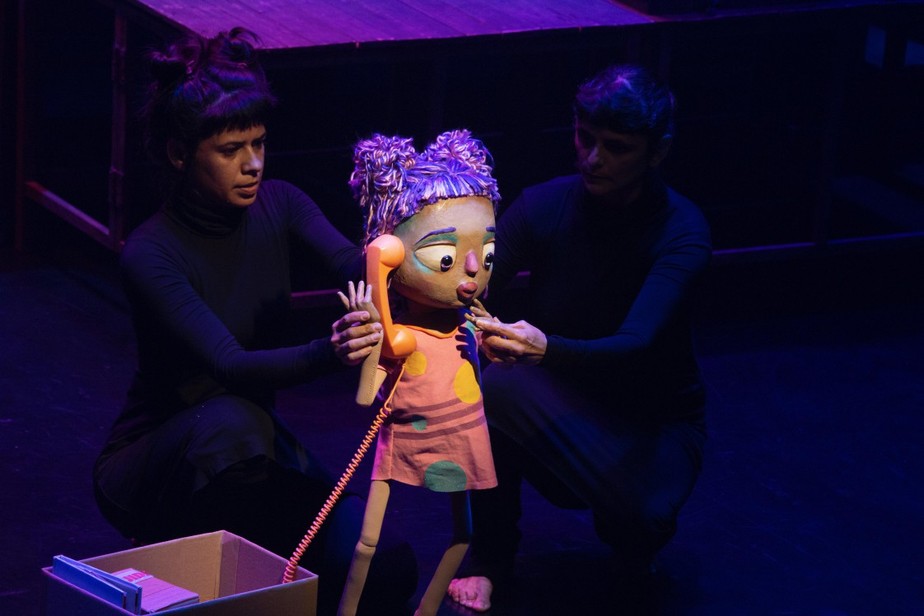 Personagem Violeta na peça 'Azul' em cartaz no CCBB Rio