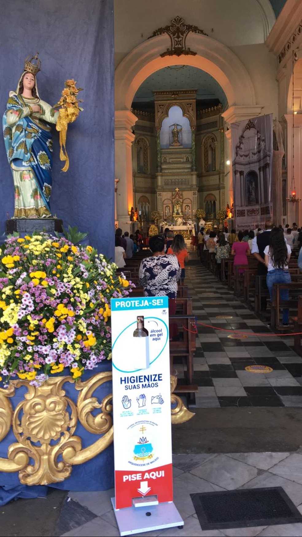 Na entrada da Catedral de Maceió, há álcool em gel para os fiéis — Foto: Douglas Lopes/TV Gazeta