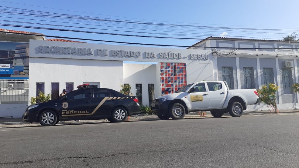 Agentes federais cumprem mandados na Secretaria de Estado da Saúde (Sesau) — Foto: Heliana Gonçalves/TV Gazeta