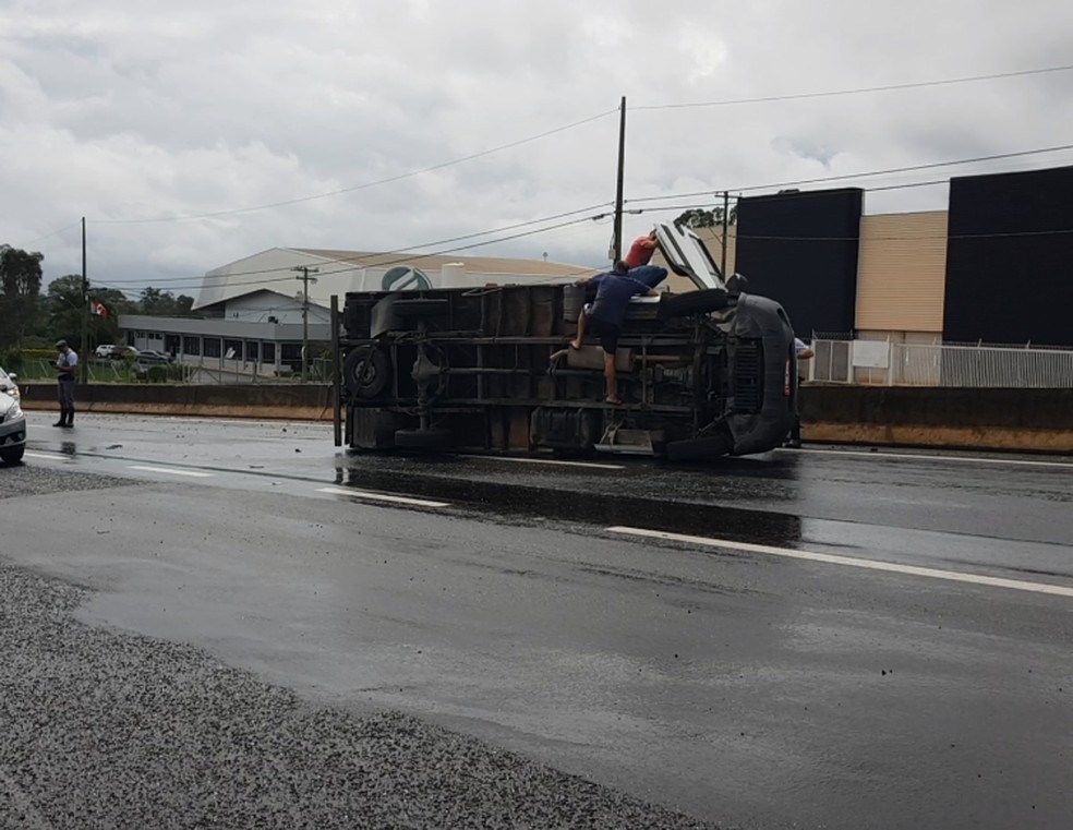 Acidente aconteceu na manhã desta sexta-feira (6) na Rodovia Comandante João Ribeiro de Barros — Foto: Alcyr Netto/TV TEM