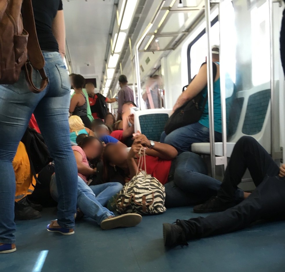 Passageiros deitam no chÃ£o do trem para se proteger do tiroteio â?? Foto: ReproduÃ§Ã£o/Redes sociais