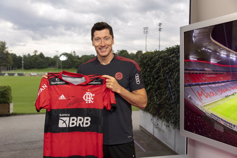 Lewandowski autografa camisa do Flamengo — Foto: Reprodução