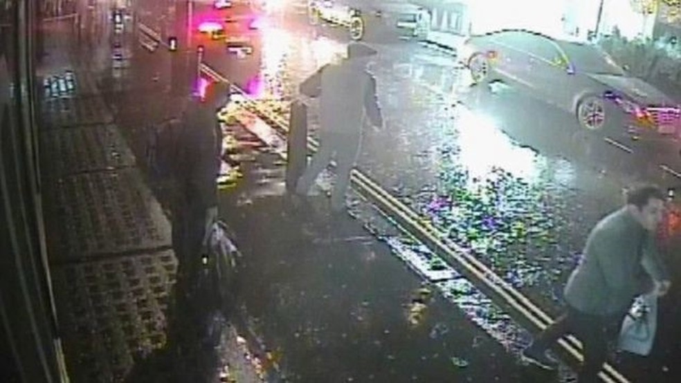 Imagens de câmeras de segurança mostraram suspeitos entrando em táxi — Foto: MET POLICE
