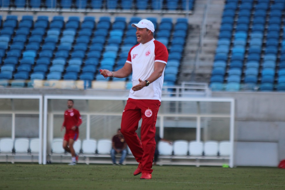 Roberto Fernandes orienta equipe em treino na Arena das Dunas — Foto: Canindé Pereira/América FC