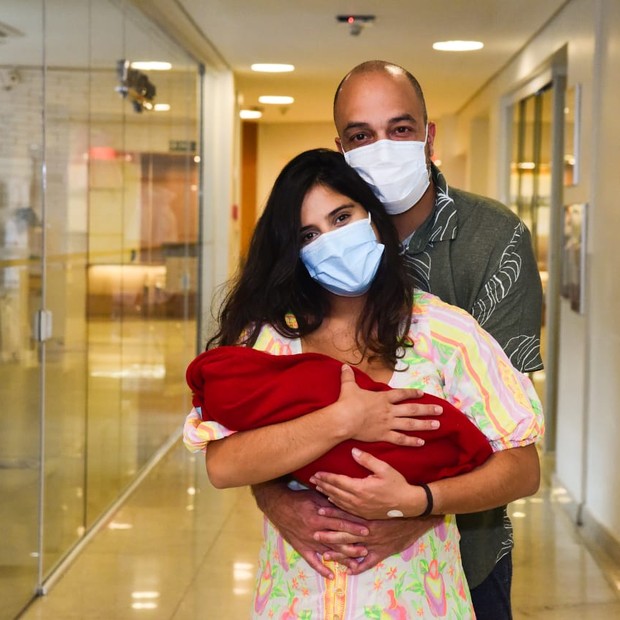 Camilla Camargo e Leonardo Lessa deixam maternidade com a pequena Julia nos braços3 (Foto: Leo Franco/AgNews)