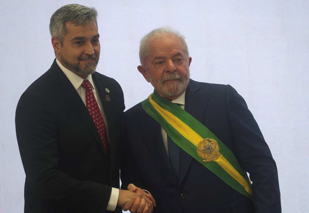 Lula com o presidente do Paraguai, Mario Abdo Benitez — Foto: REUTERS/Ricardo Moraes
